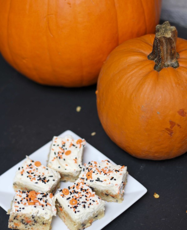 Cake Batter Blondie Bars with Halloween Sprinkles | RoastedMontreal.com